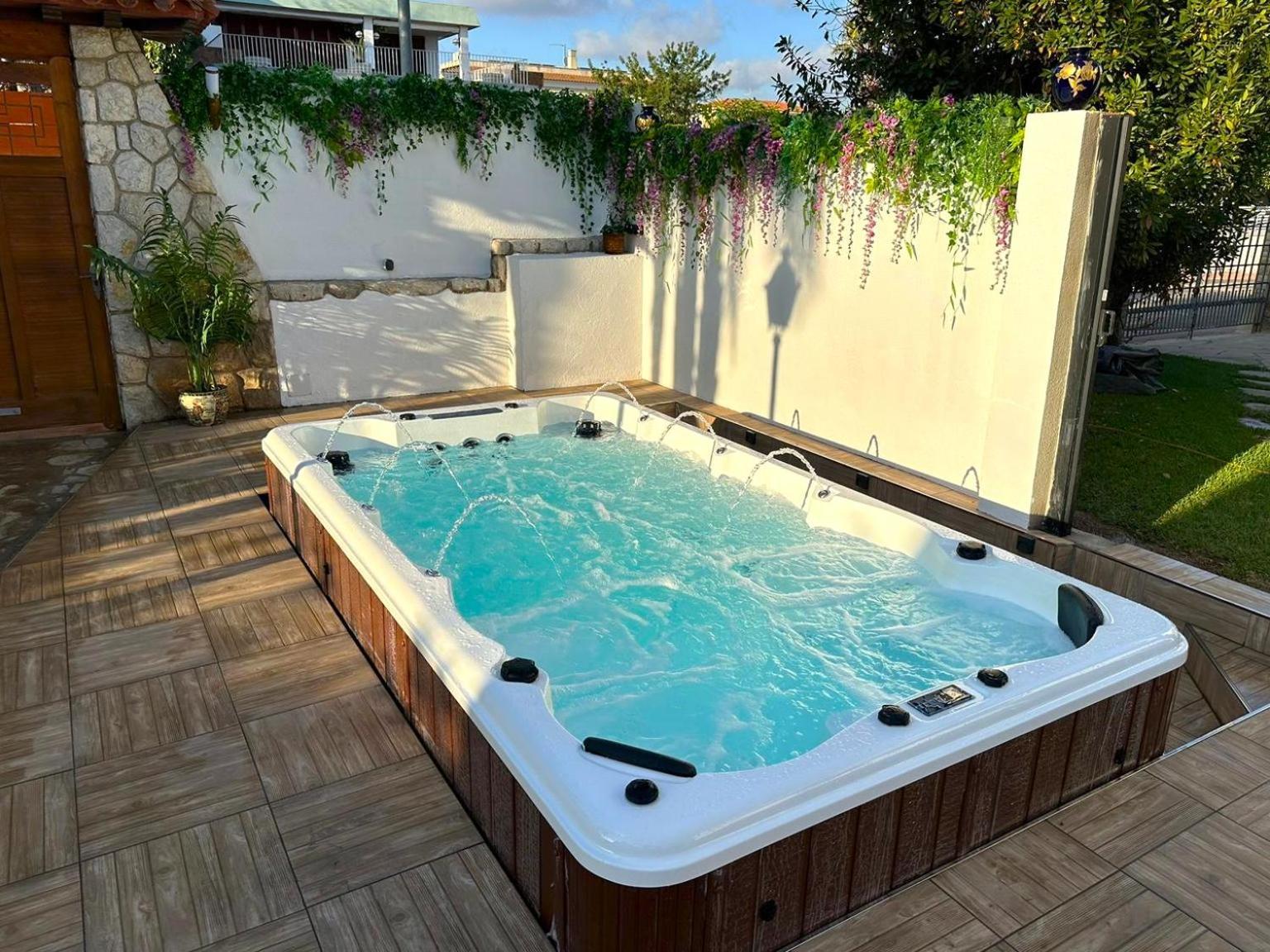 Villa Sitges El Ranch Amaizing Outdoor Areas Beaches At 5 Minutes Walk Sitges At 15 Min Drive Ac Pool Jacuzzi & Garden Xxl Calafell Esterno foto